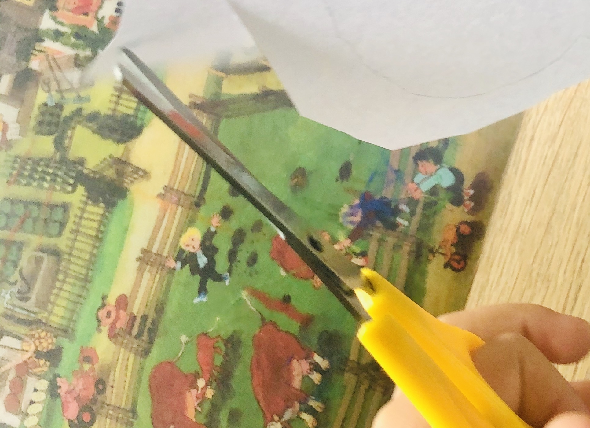 Bild zum Schritt 4 für das Bastel- und DIY-Abenteuer für Kinder: 'Anschließend malt einen kleinen Stiel und ein Blatt. Schneidet das...'